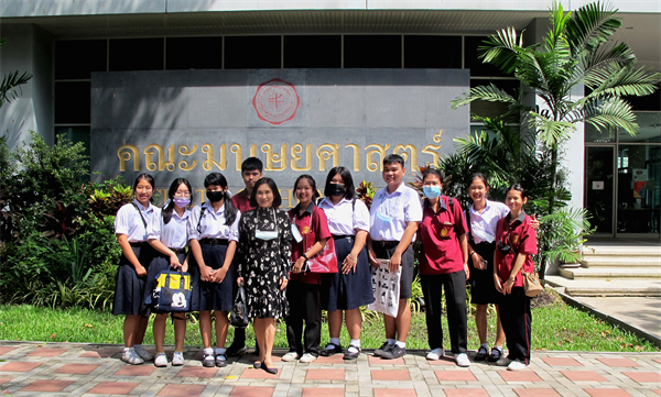 คณบดีคณะมนุษยศาสตร์ ผศ.ดร.อัญชลี จันทร์เสม ให้สัมภาษณ์กับตัวแทนนักเรียนโรงเรียนสันติราษฎร์วิทยาลัย เกี่ยวกับรายละเอียดของคณะมนุษยศาสตร์ เพื่อเป็นแนวทางในการศึกษาต่อระดับอุดมศึกษา